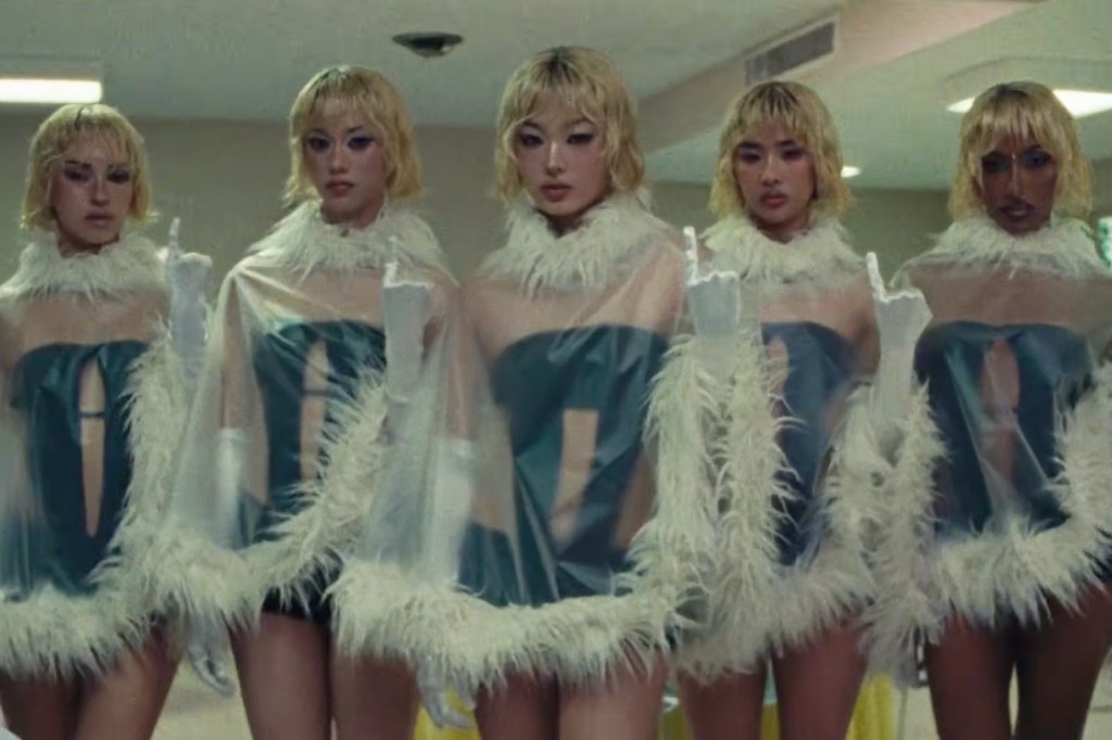 KATSEYE puso su 'Pinky Up' en el nuevo sencillo de techno pop sin Manon