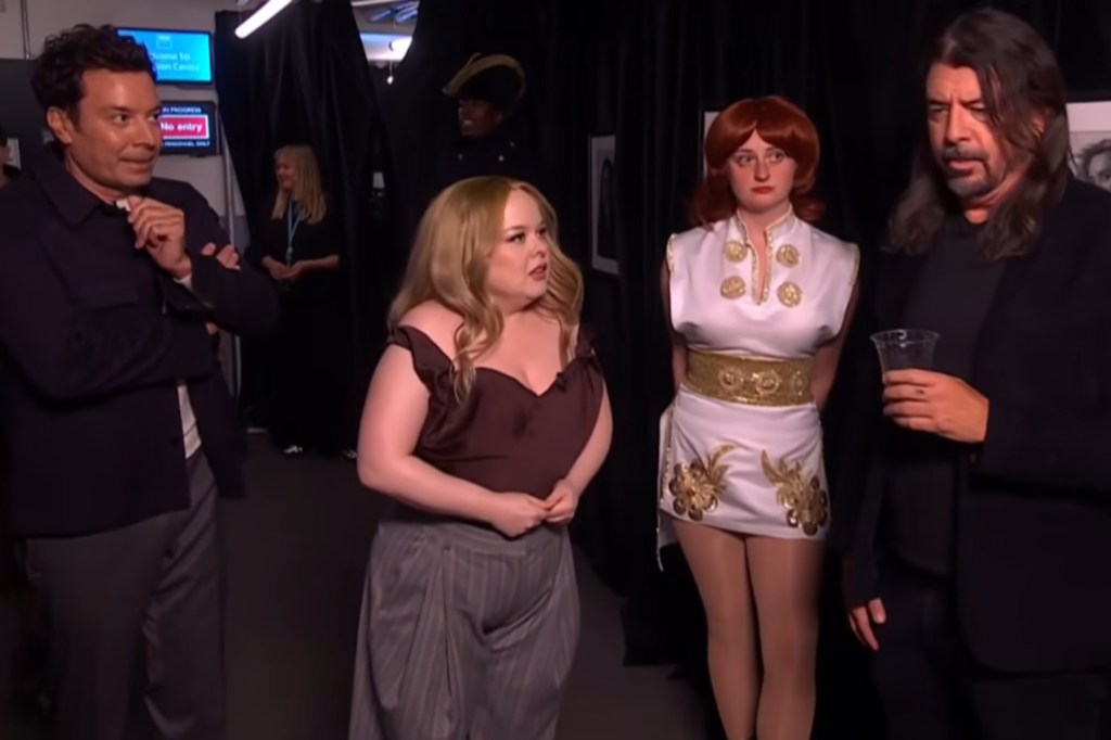 Monólogo de Nicola Coughlan con Jimmy Fallon y Dave Grohl