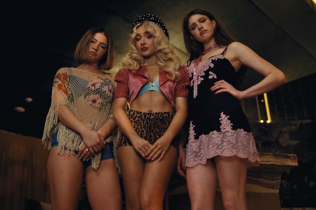 Vídeo del 'Visita a la casa' de Sabrina Carpenter con Margaret Qualley y Madelyn Cline