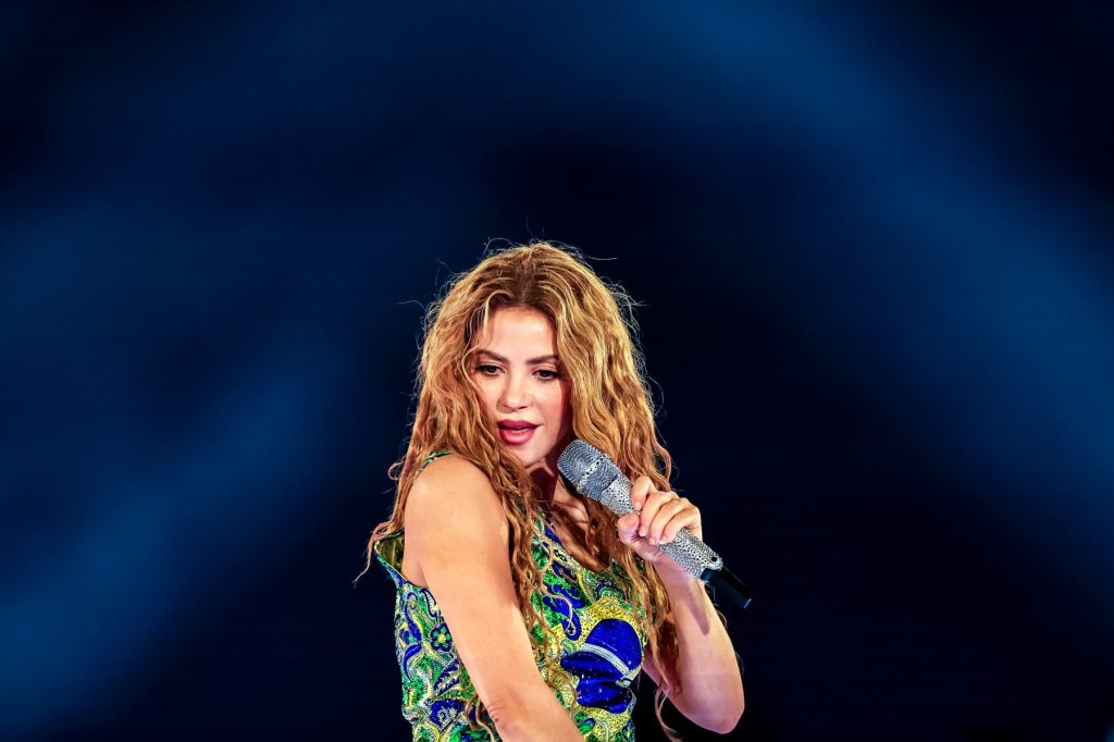 Fallo fiscal sobre Shakira, caso Live Nation, demandas contra Charlie Brown y más Noticias destacadas sobre derecho musical