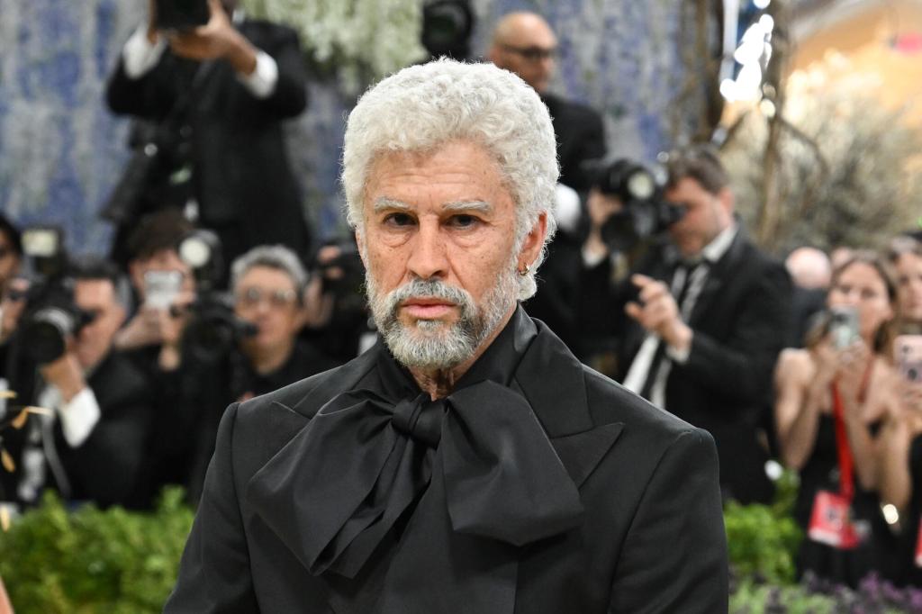 Bad Bunny se viste de viejo para la alfombra de la Met Gala 2026