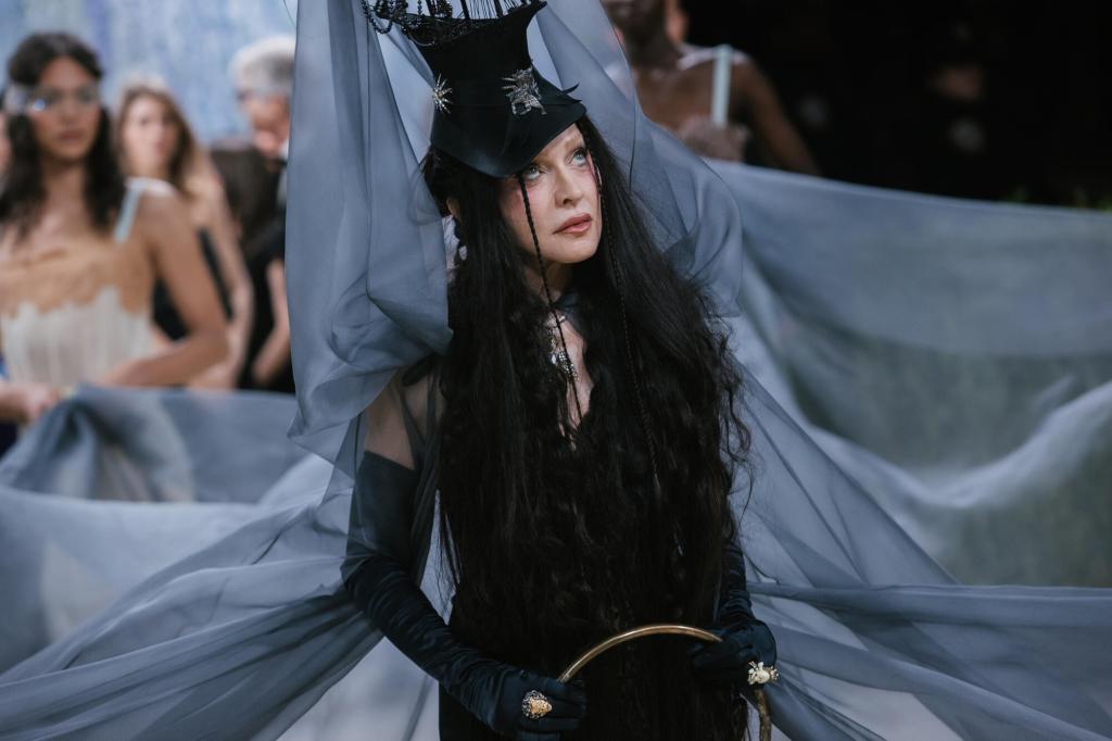 El look de Madonna en la Met Gala es brujo, extraño y exactamente en el tema