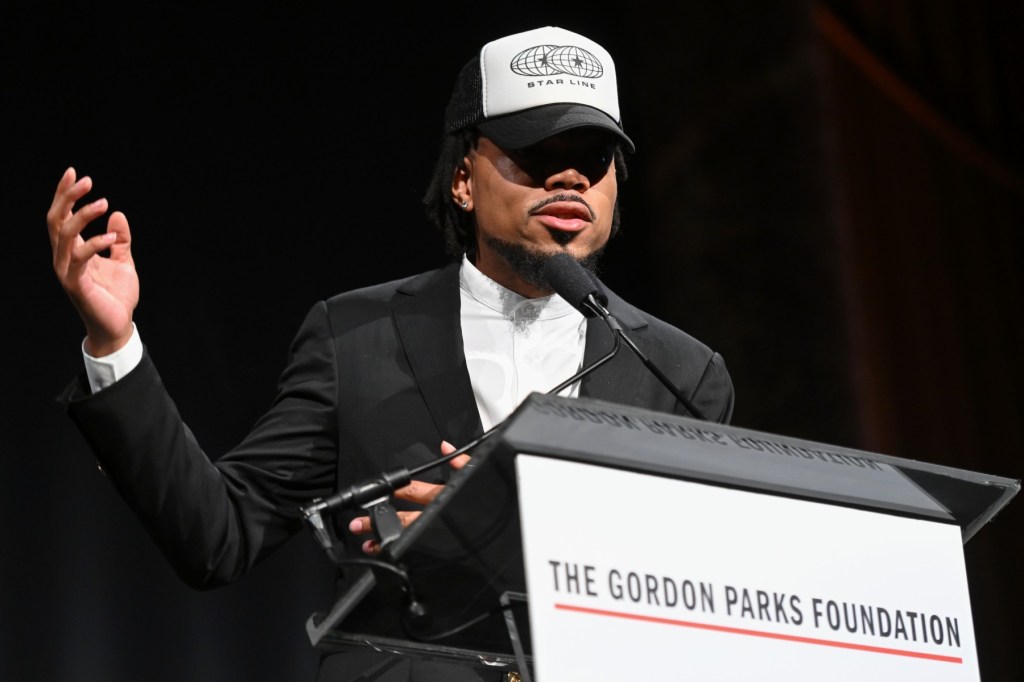 Chance the Rapper actúa en la cena de la Fundación Gordon Parks en Nueva York