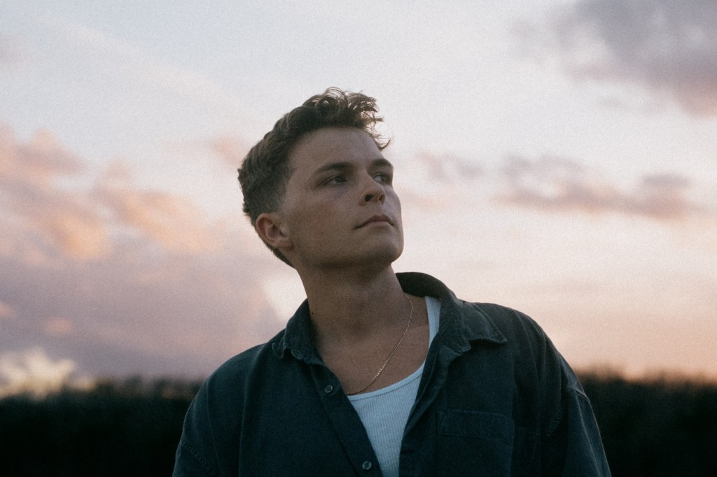 Josiah Queen domina canciones cristianas candentes por primera vez con 'Demons'