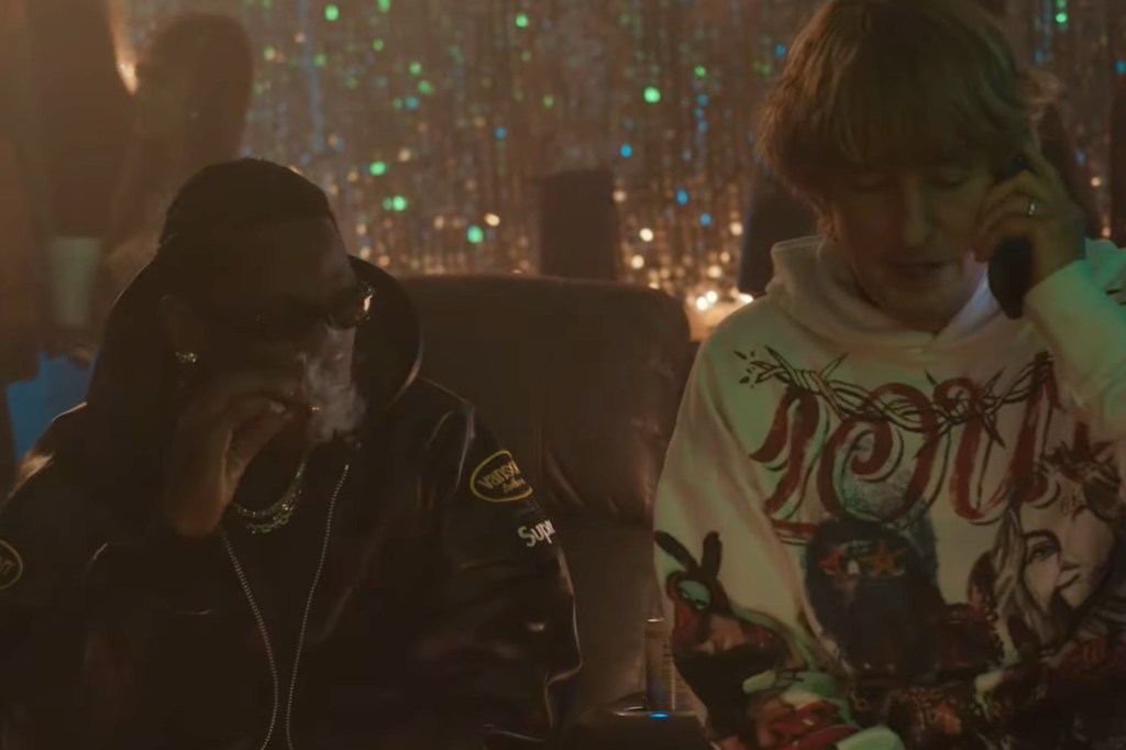 Travis Scott elogia a Owen Wilson en el tráiler de la película 'Rolling Loud'
