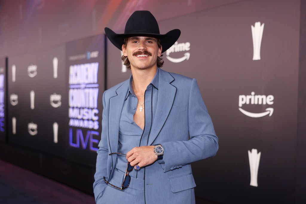 Tucker Wetmore obtiene su primer número 1 en transmisión country con 'Brunette'