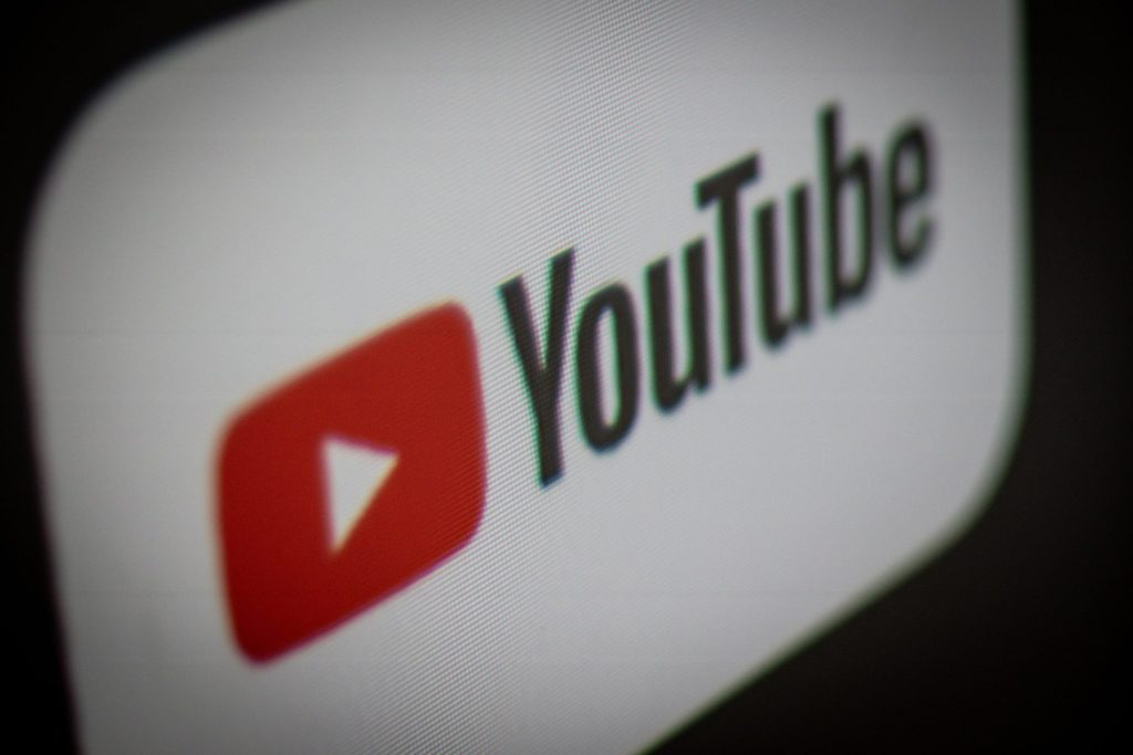 Google dice que los términos de servicio de YouTube permiten el entrenamiento musical con IA: demanda