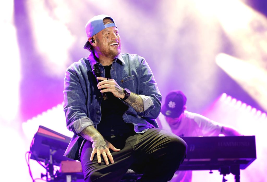 Jelly Roll versiona 'Flowers' de Miley Cyrus en Spotify House en Nashville
