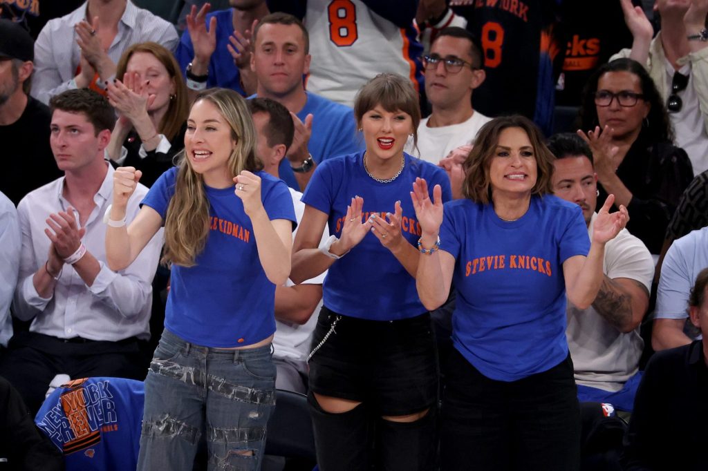 Taylor Swift celebra la victoria del cuarto juego de los New York Knicks en MSG: video