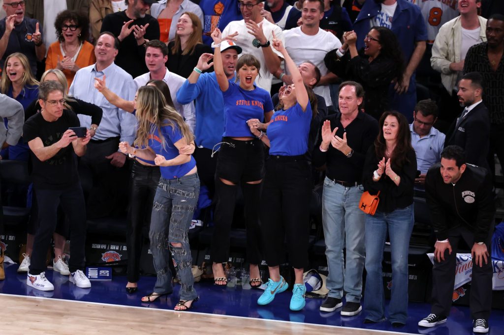 Mira a Taylor Swift y las hermanas Haim bailar con camisetas personalizadas de los Knicks