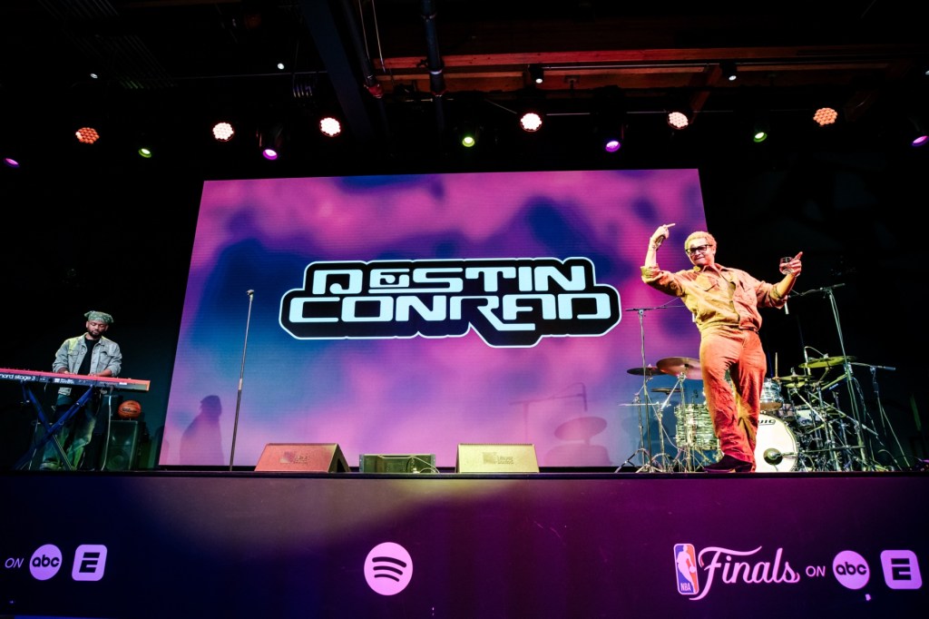 Destin Conrad se presenta en la fiesta de las finales de la NBA de Spotify x ESPN