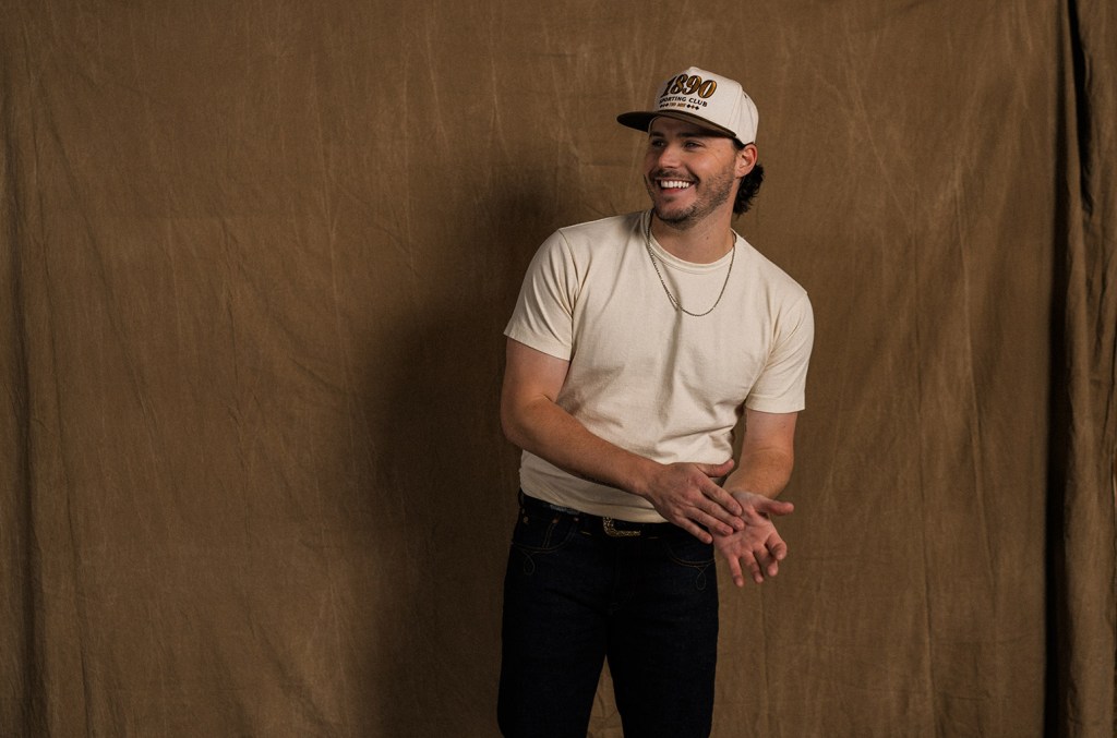 Josh Ross obtiene el primer puesto en la radiodifusión country con 'Hate How You Look'