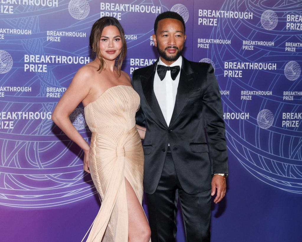 John Legend consuela a su esposa Chrissy Teigen después de la muerte de su padre Ron