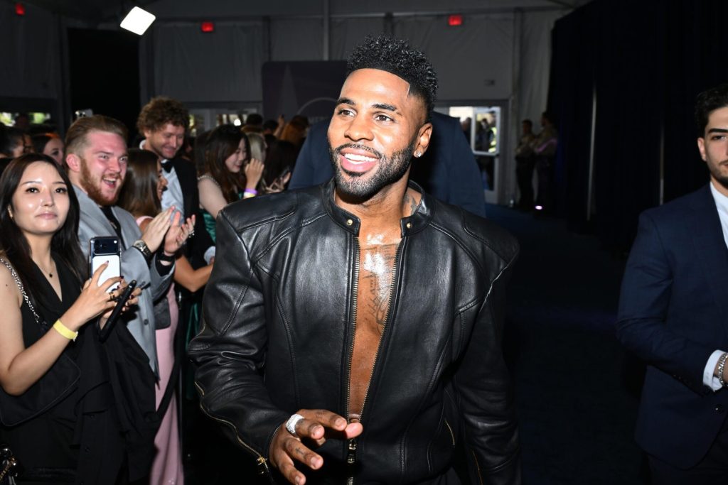 Jason Derulo cae en el escenario durante el espectáculo pero se recupera como un profesional