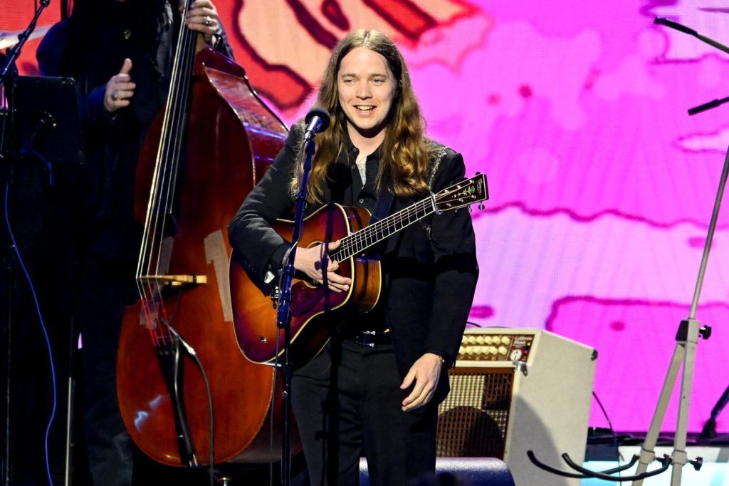 Billy Strings se une a Primus para el primer espectáculo desde que se rompió la pierna