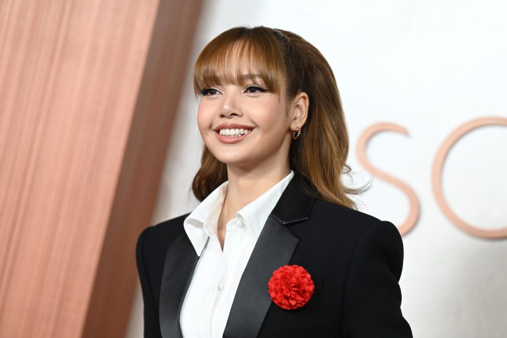 LISA de BLACKPINK habla sobre su segundo álbum en solitario y sobre ser 'hermanas gemelas' con ROSE
