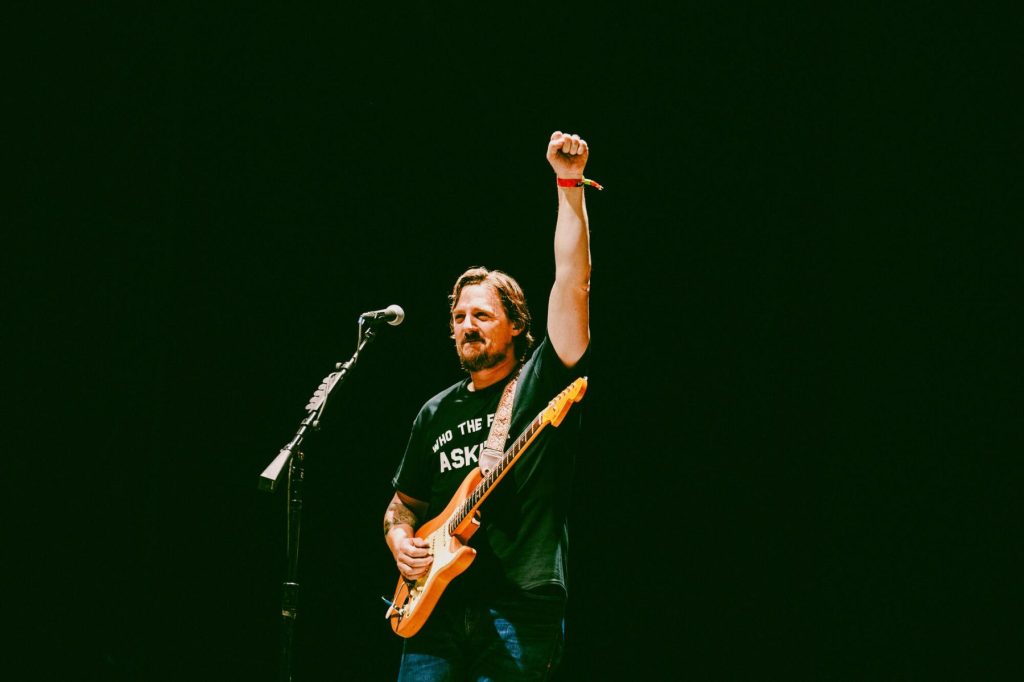 Sturgill Simpson finalmente lanza 'Mutiny After Midnight' en streaming
