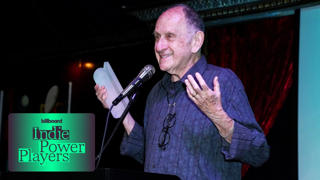 Richard Gottehrer acepta el premio Lifetime Award de manos de Brad Navin | Jugadores de poder independientes 2026