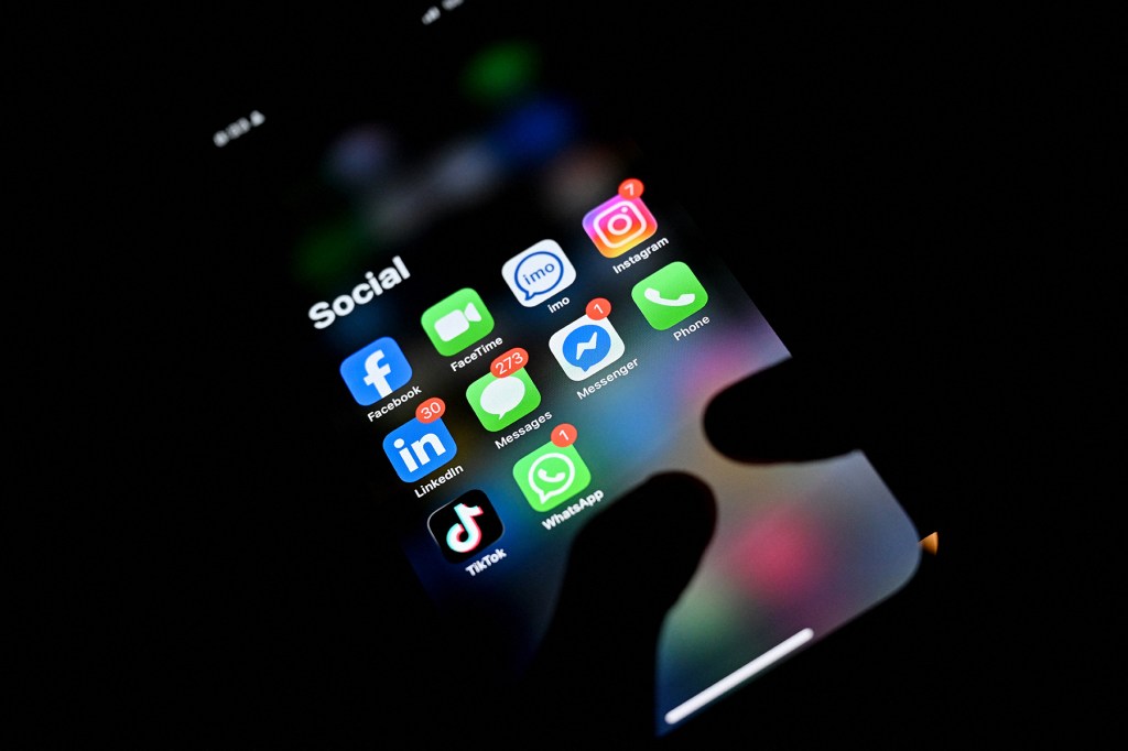 La industria musical del Reino Unido reacciona a la prohibición de las redes sociales para menores de 16 años