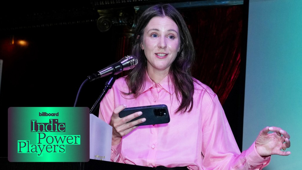 Zena White acepta Ejecutiva del Año de manos de Femi Koleoso | Jugadores de poder independientes 2026
