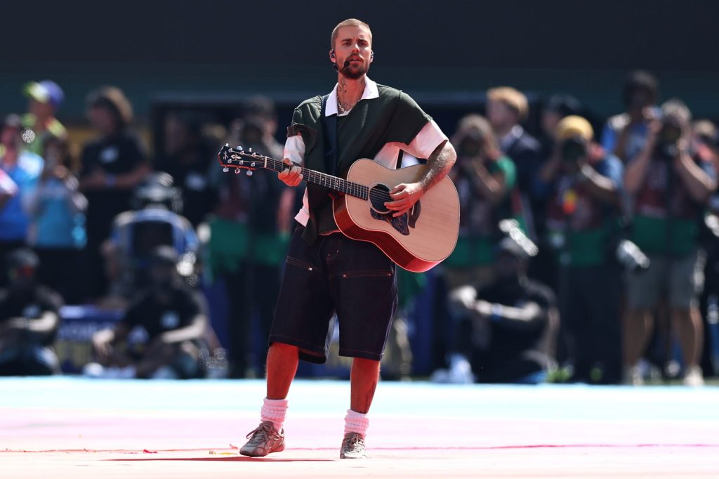 Ted Lasso da una charla animada sobre Justin Bieber en el espectáculo de medio tiempo de la Copa Mundial 2026