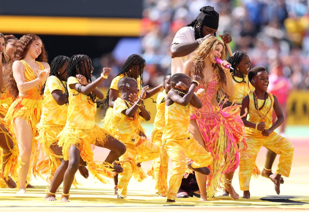 Shakira, Burna Boy y Oasis avanzan en ambas listas mundiales