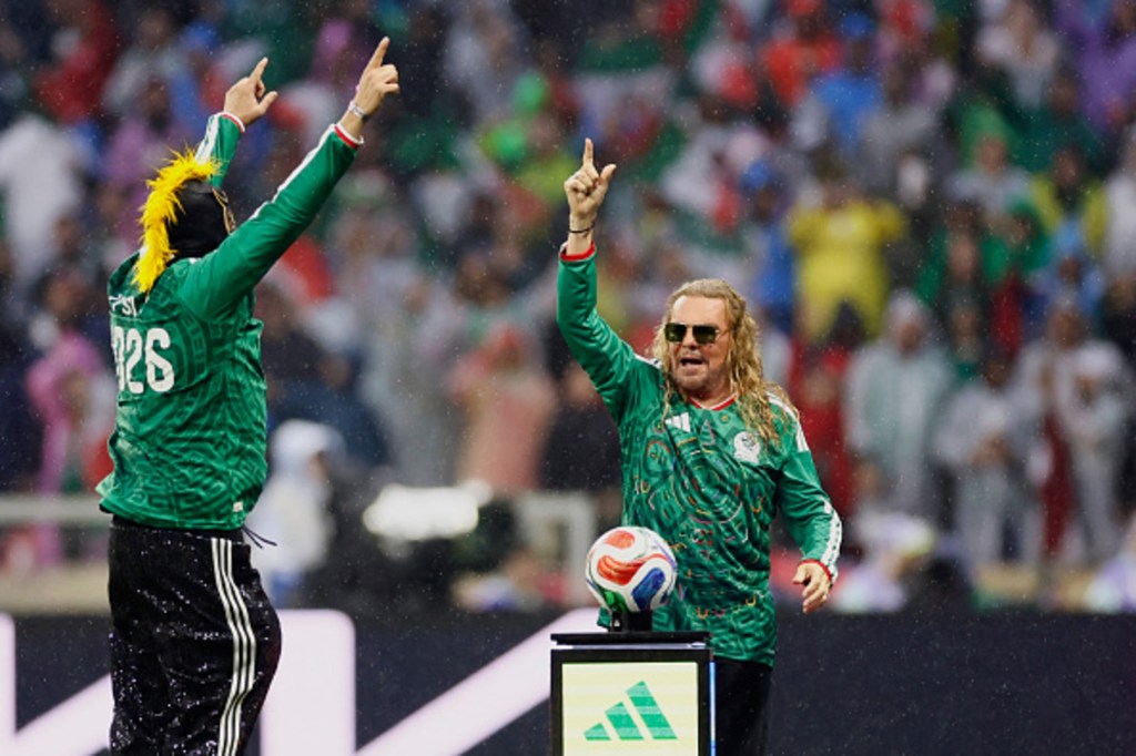 Maná canta 'El Rey' en el Mundial México-Inglaterra