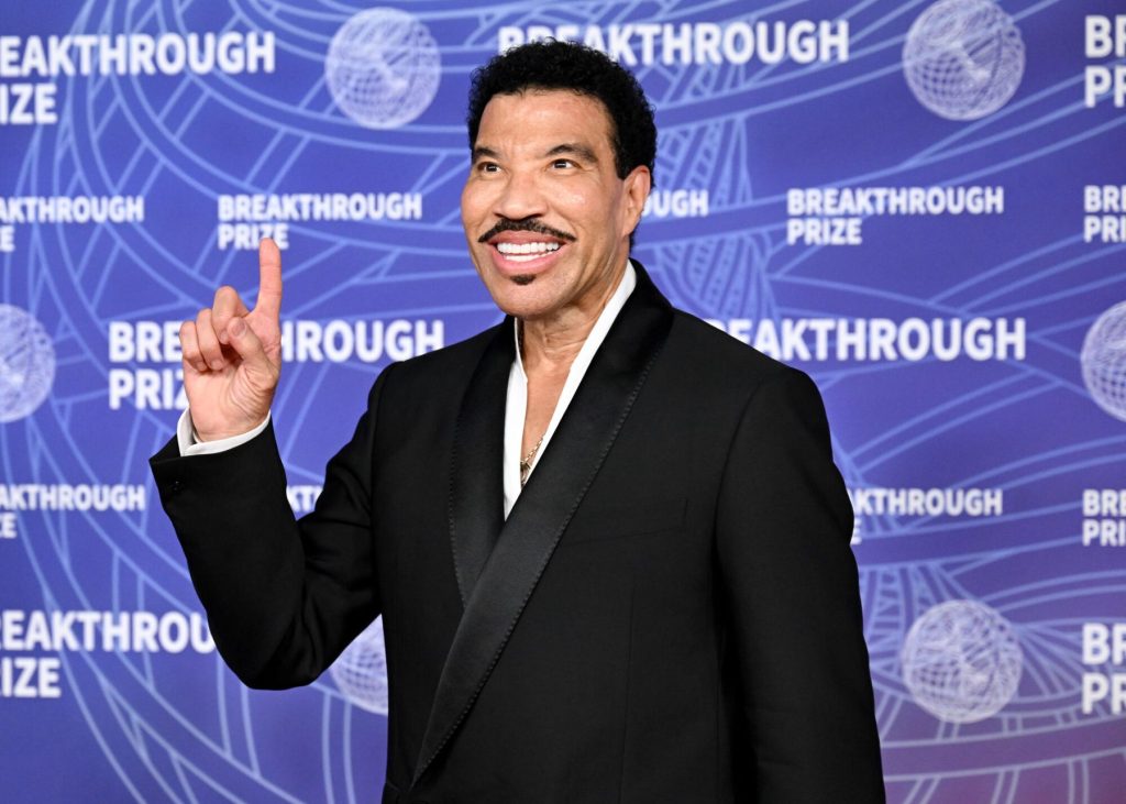 Lionel Richie regresa a los escenarios tras posponer fechas por mareos