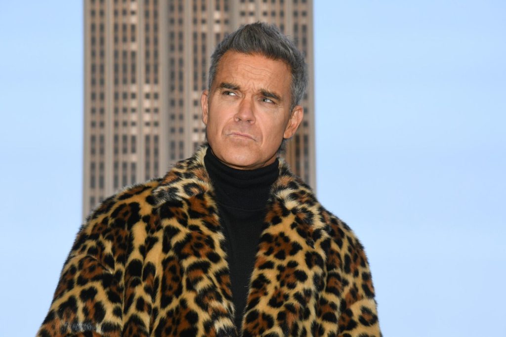 Robbie Williams explica la sustancia blanca en la cara en la final de la Copa del Mundo