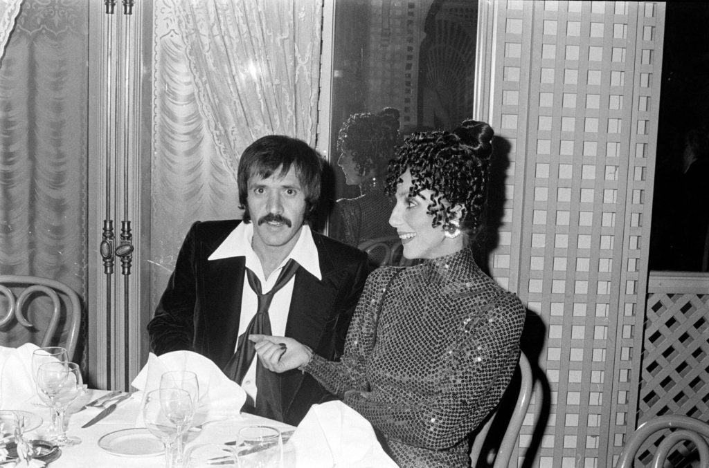 Cher no puede ganar 1 millón de dólares en facturas legales de la viuda de Sonny Bono, dice un juez