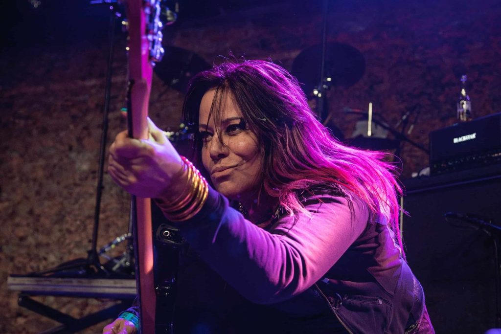 Jennifer Finch, bajista de L7 y figura del punk de Los Ángeles, muere a los 59 años
