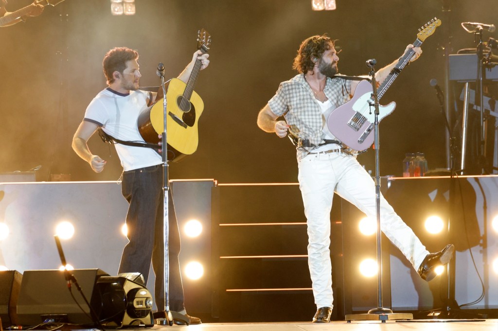 Niall Horan y Thomas Rhett versionan en vivo 'Choosin' Texas' de Ella Langley
