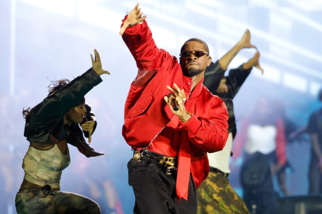 Usher detiene un encuentro en el escenario después de que un fan parece incómodo