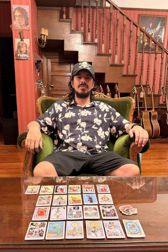 Arcanos musicales: el ilustrador que convirtió el tarot en una biblia visual del rock argentino