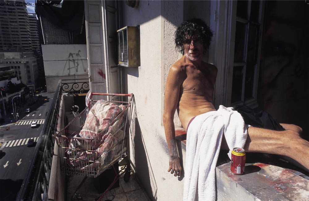'Alguien en el mundo': Un retrato de la década más caótica de Charly García