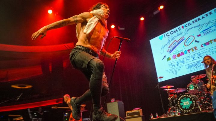 Red Hot Chili Peppers rescató dos joyas olvidadas de la era de su primer guitarrista